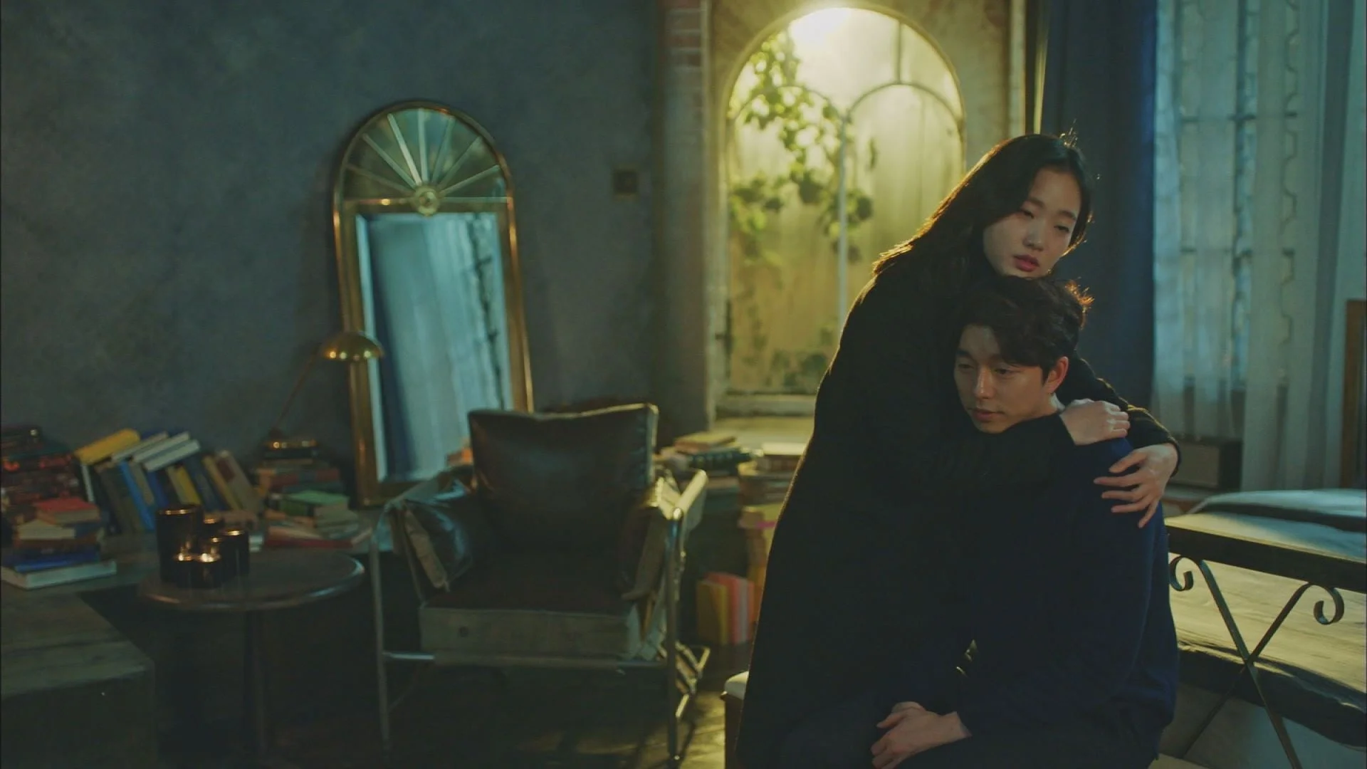 室内で抱擁するカップル