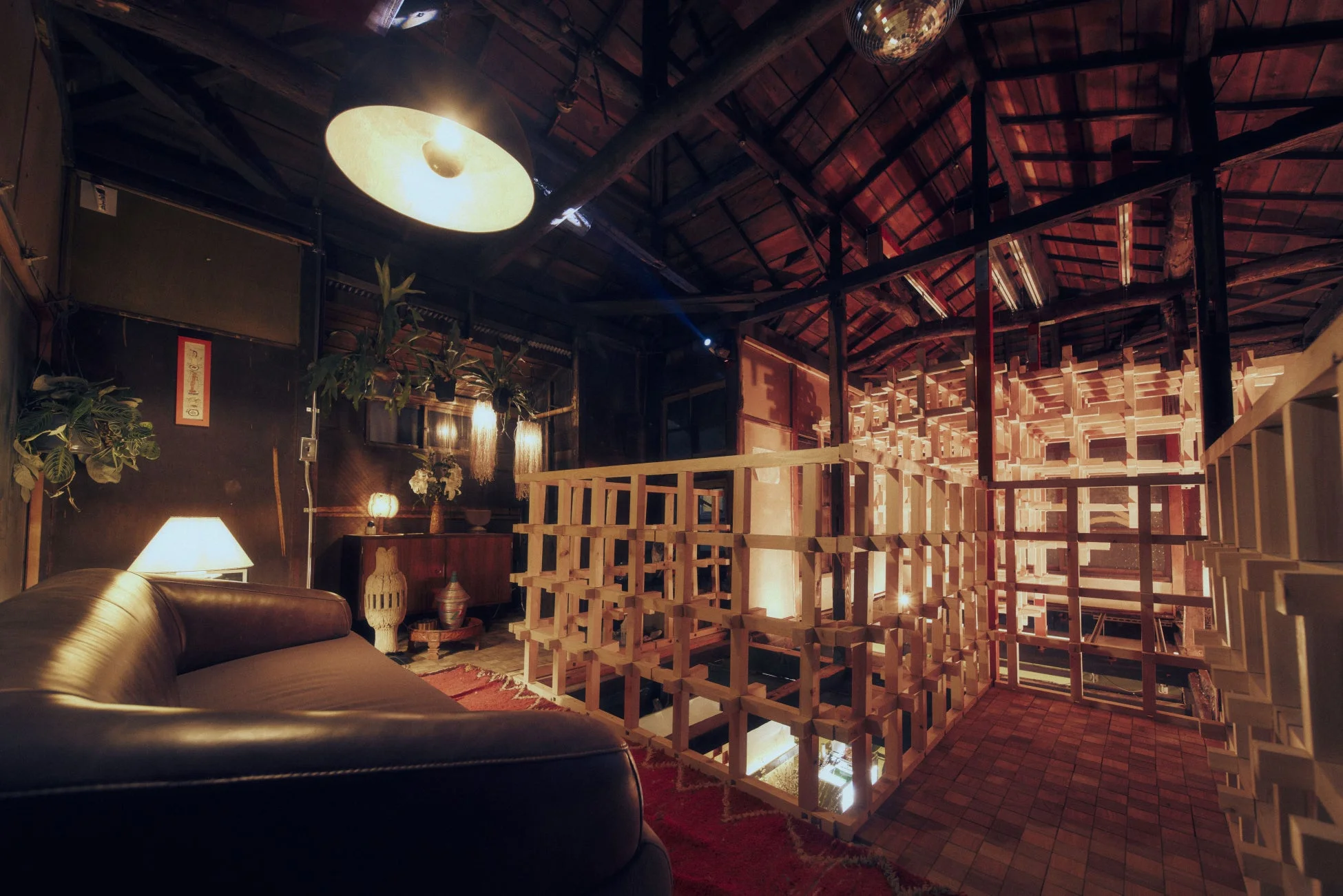 レトロモダンな雰囲気のソファと木材のグリッド構造