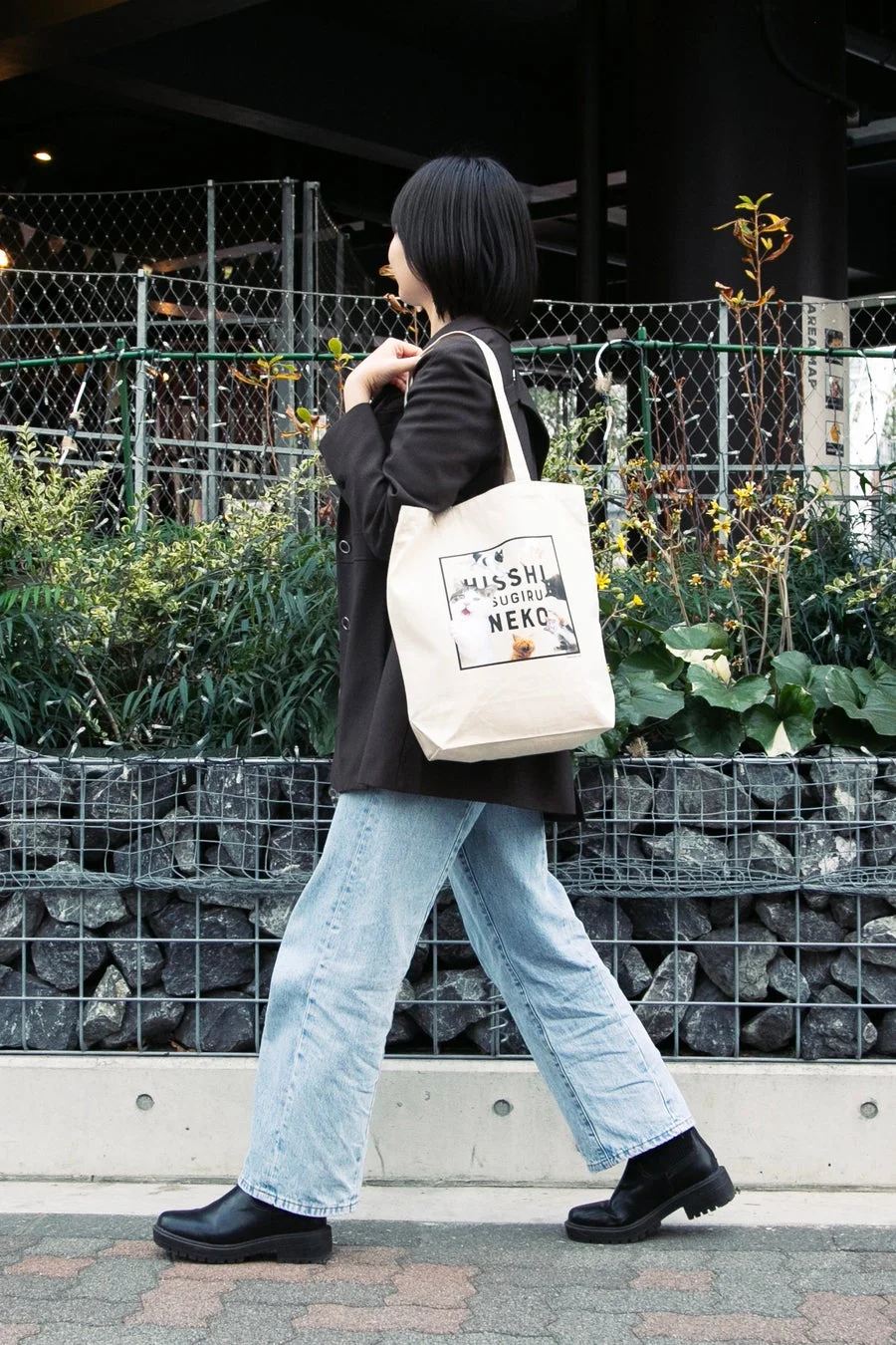 トートバッグを肩にかけた女性