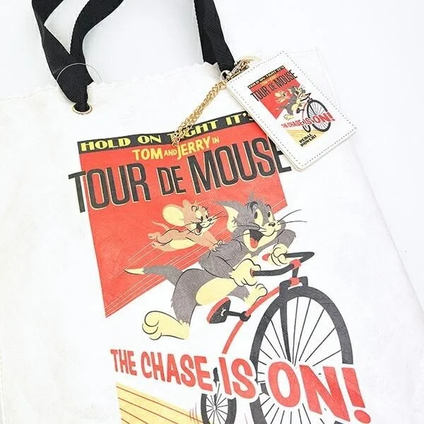 ホワイトのトートバッグとパスケース