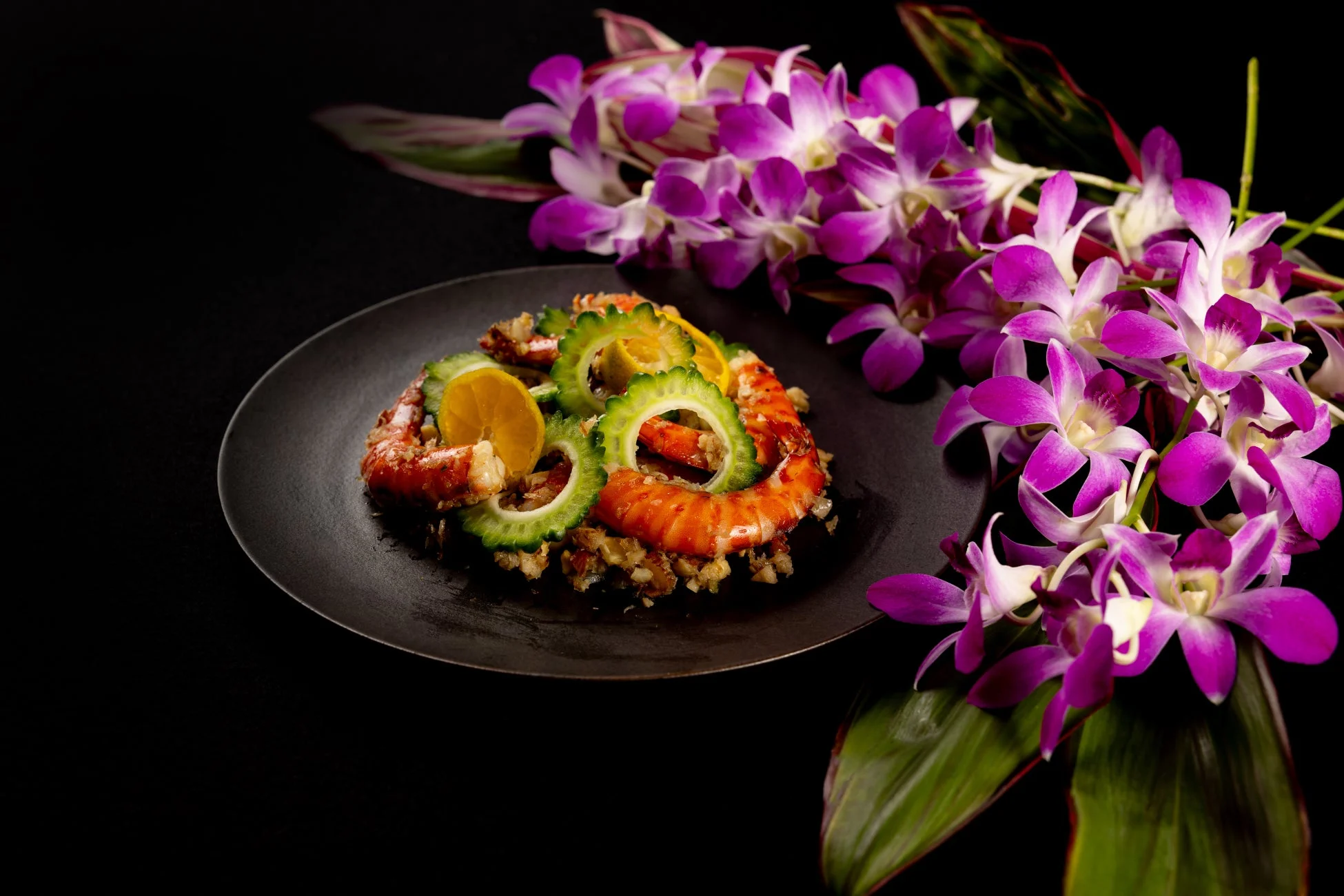 エビとゴーヤの彩り豊かな料理