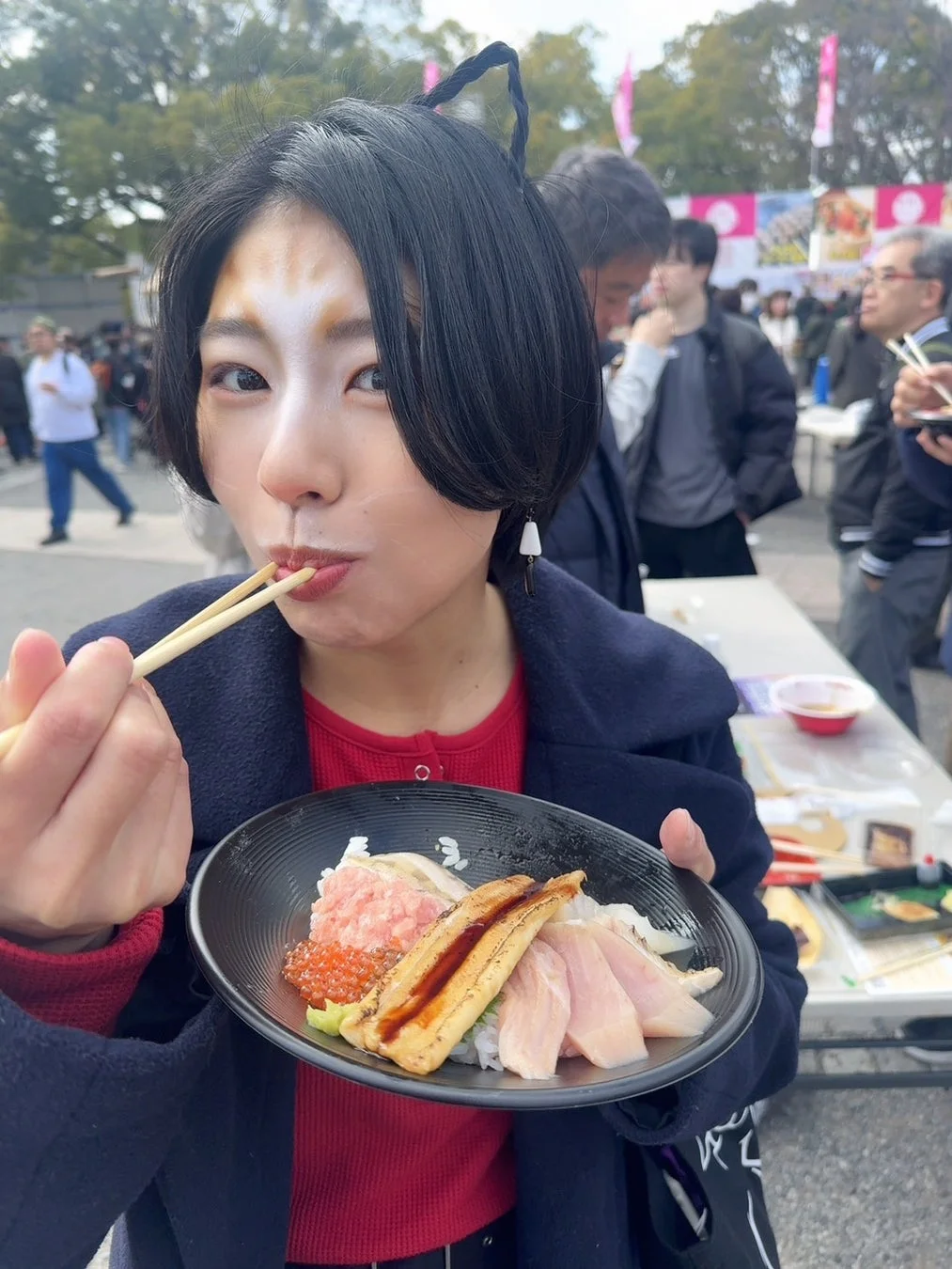 猫耳女性が海鮮丼を食べる