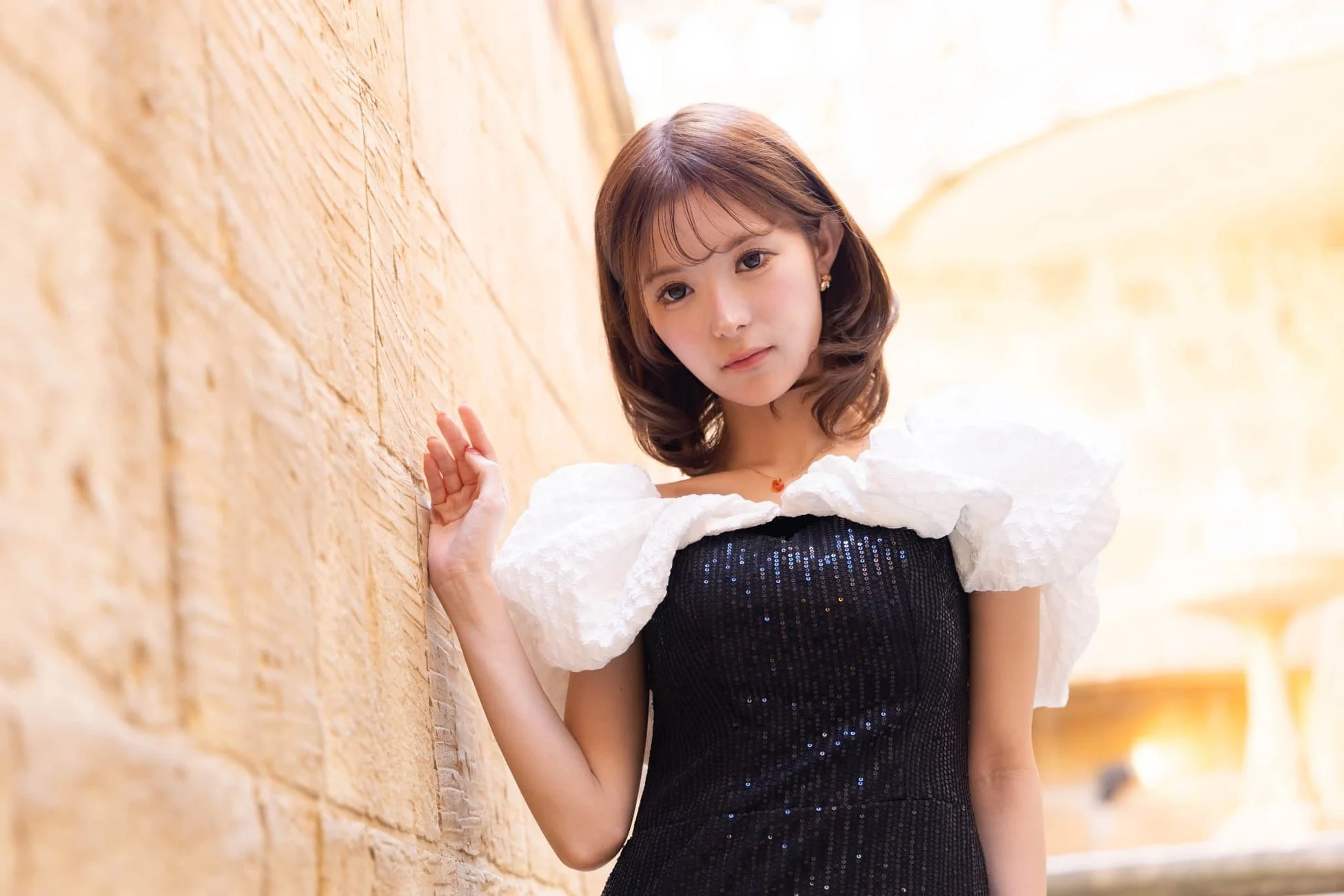 エレガントなポーズをとる女性