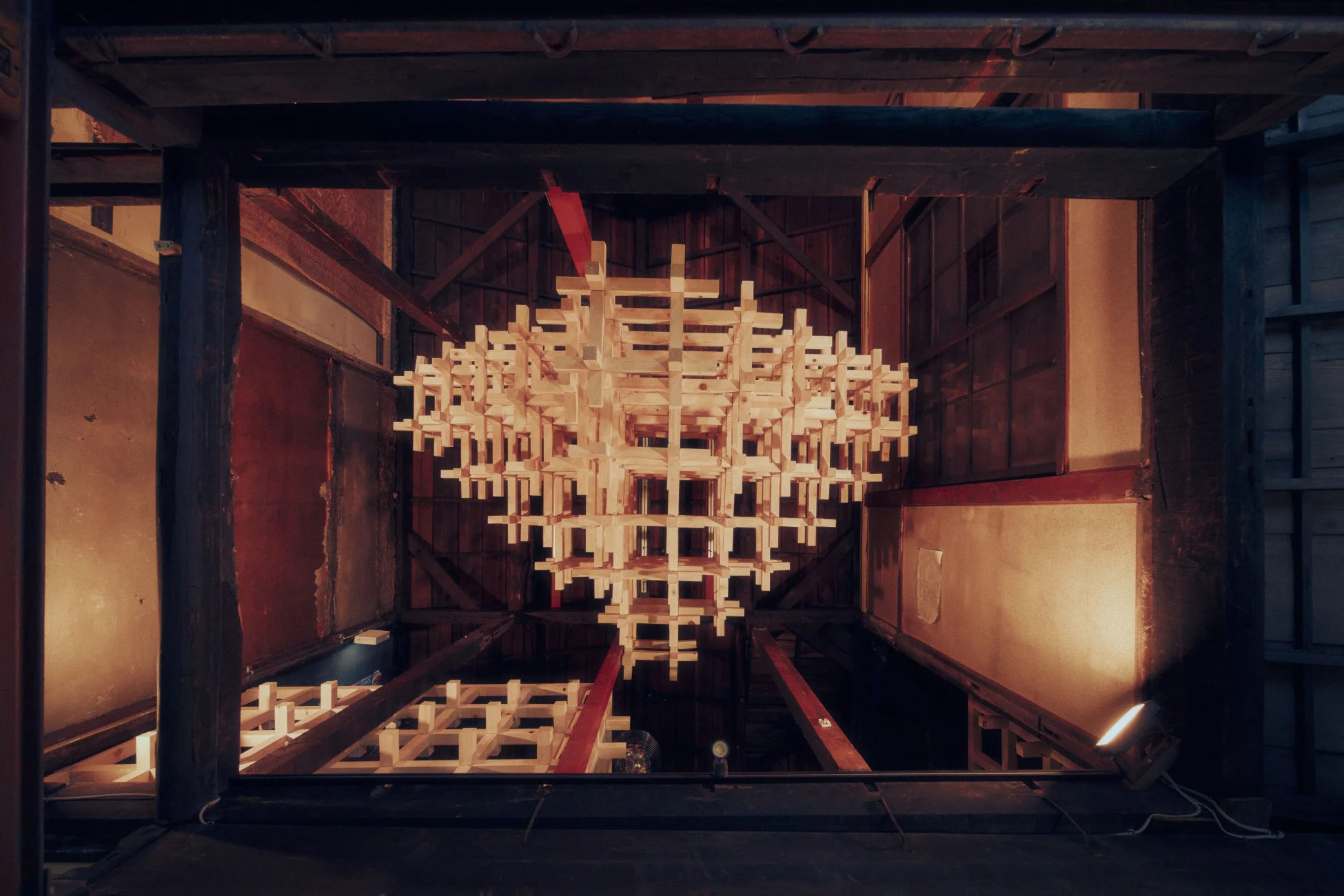 温かい光に照らされた木片の幾何学的な構造物