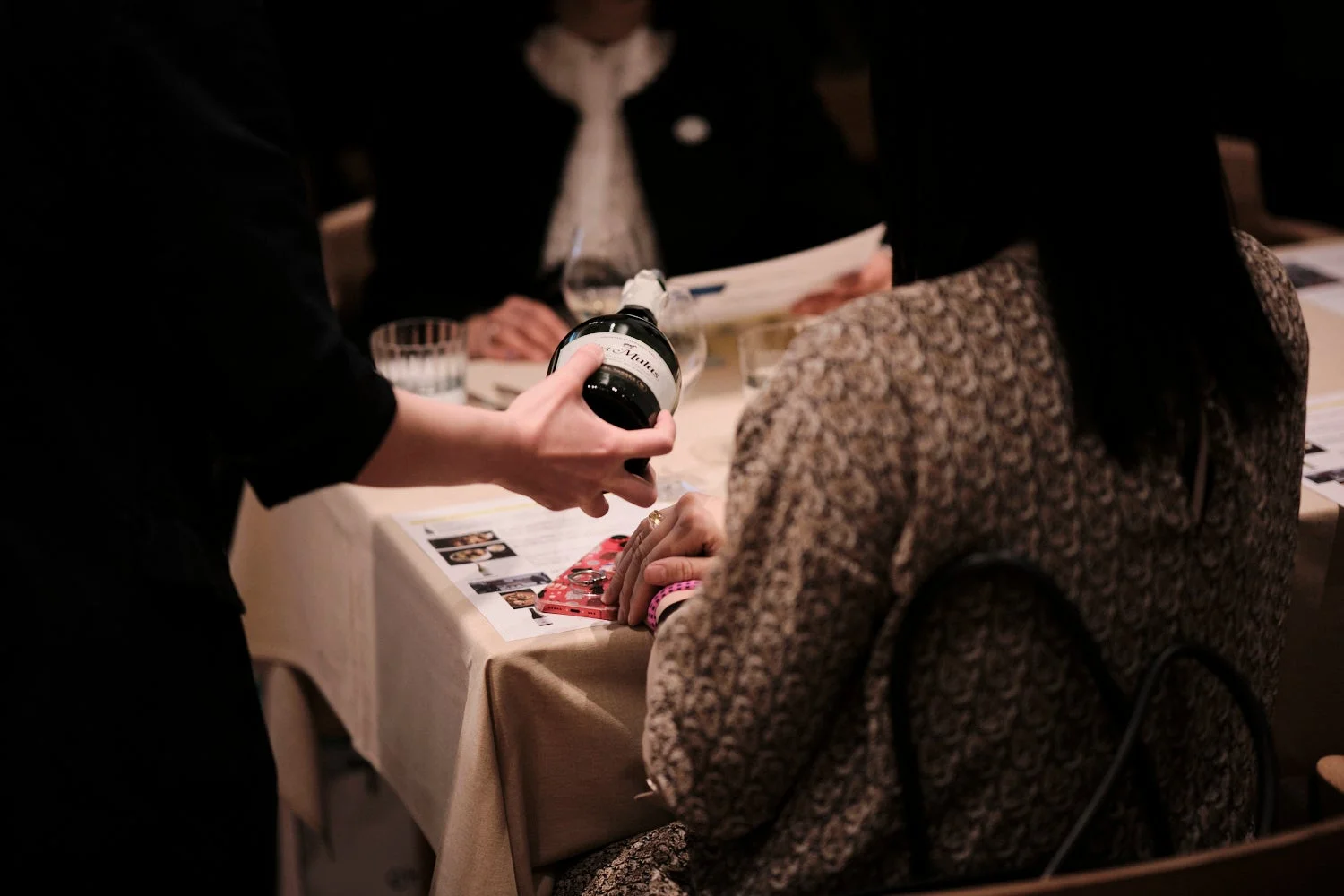 ワインを注ぐ様子