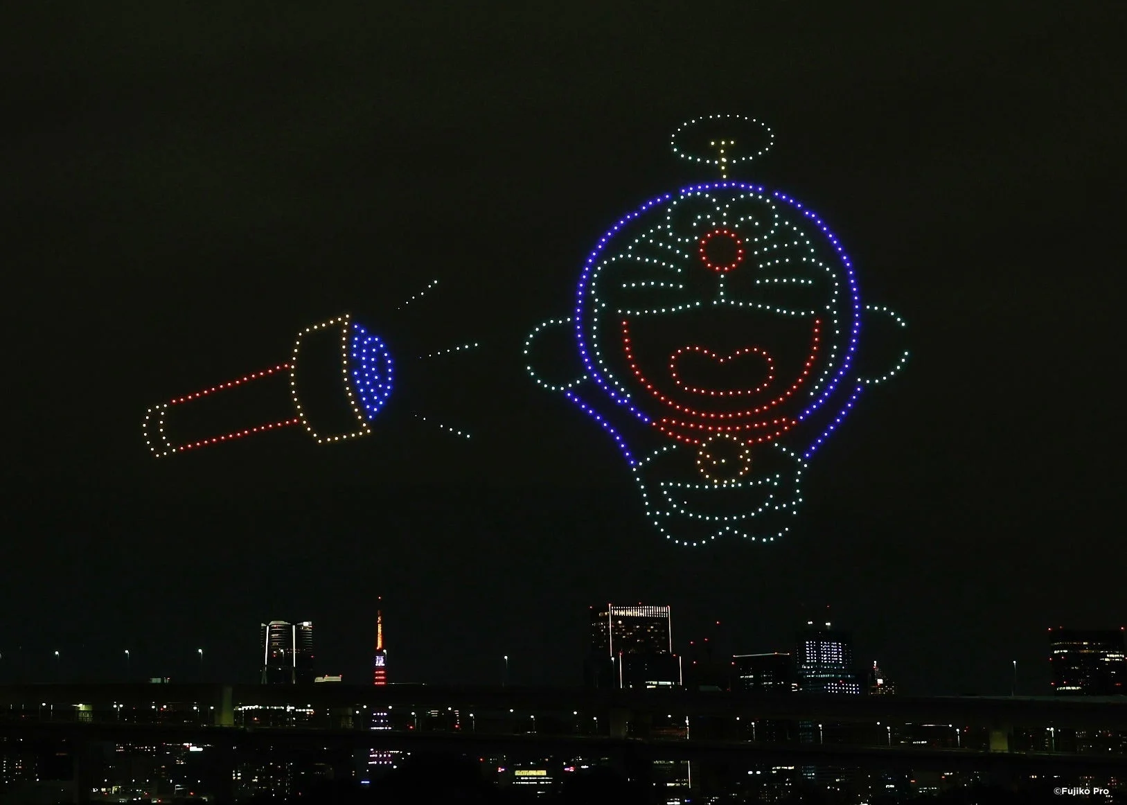 ドラえもんと懐中電灯の形をしたドローンライトショー
