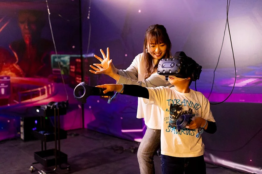 VRヘッドセットを装着して体験を楽しむ少年