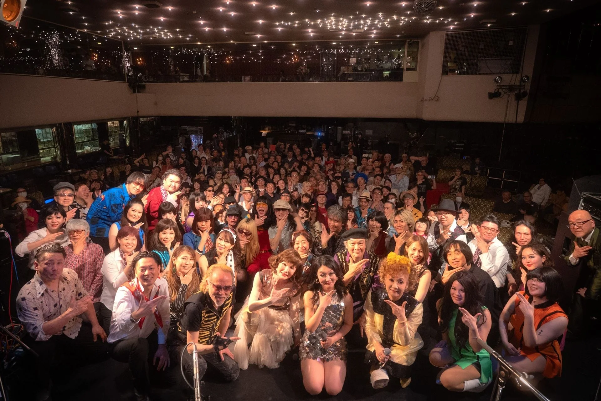 イベントで笑顔でポーズをとる人々