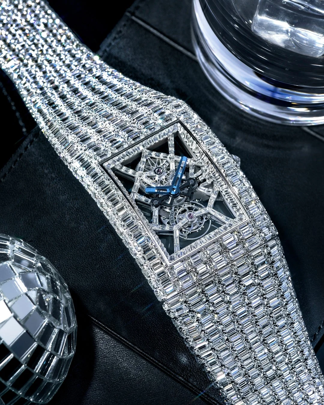 無数のバゲットカットダイヤモンドが輝く豪華なスケルトンウォッチのクローズアップ。