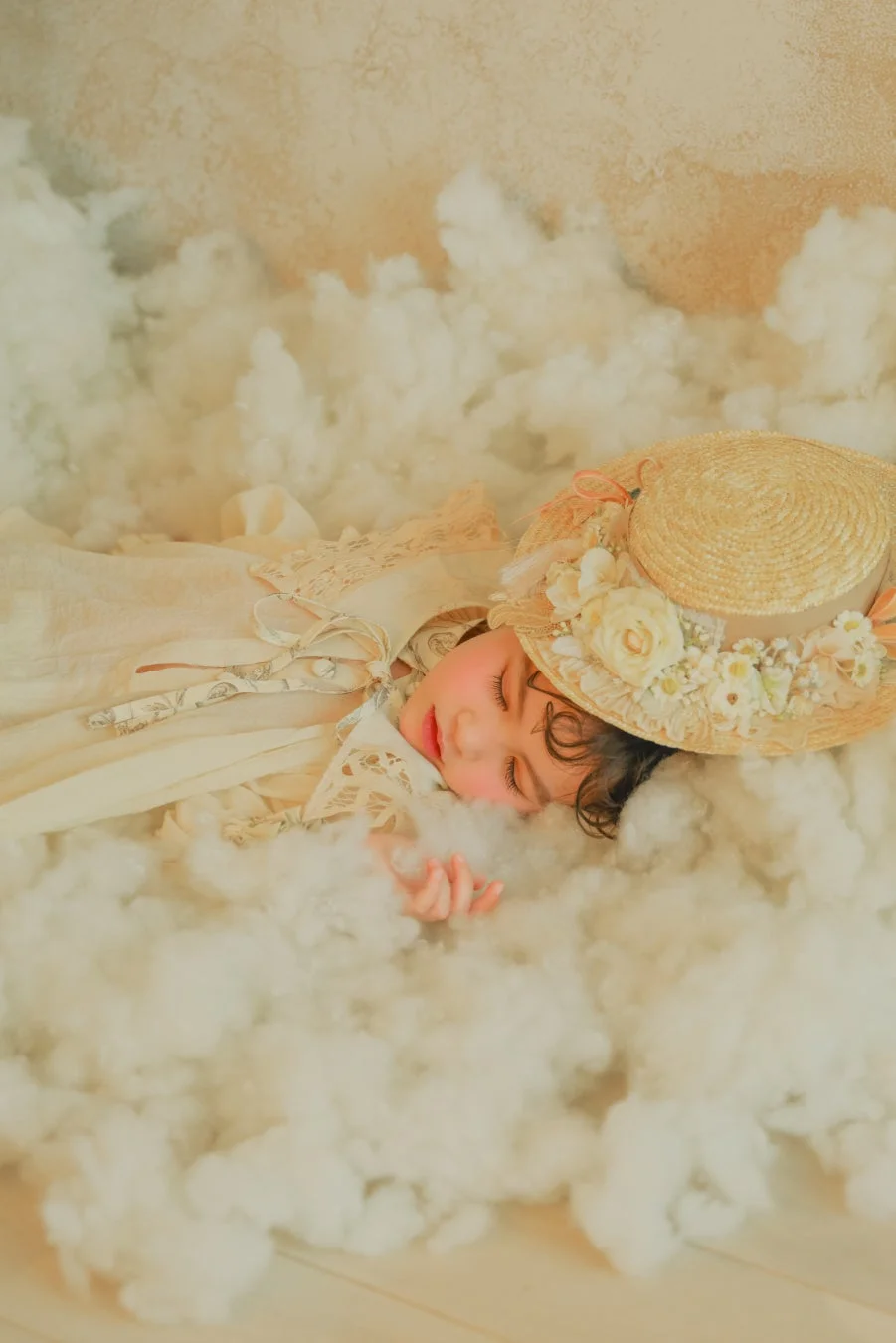 雲の上で眠る子供の幻想的なポートレート