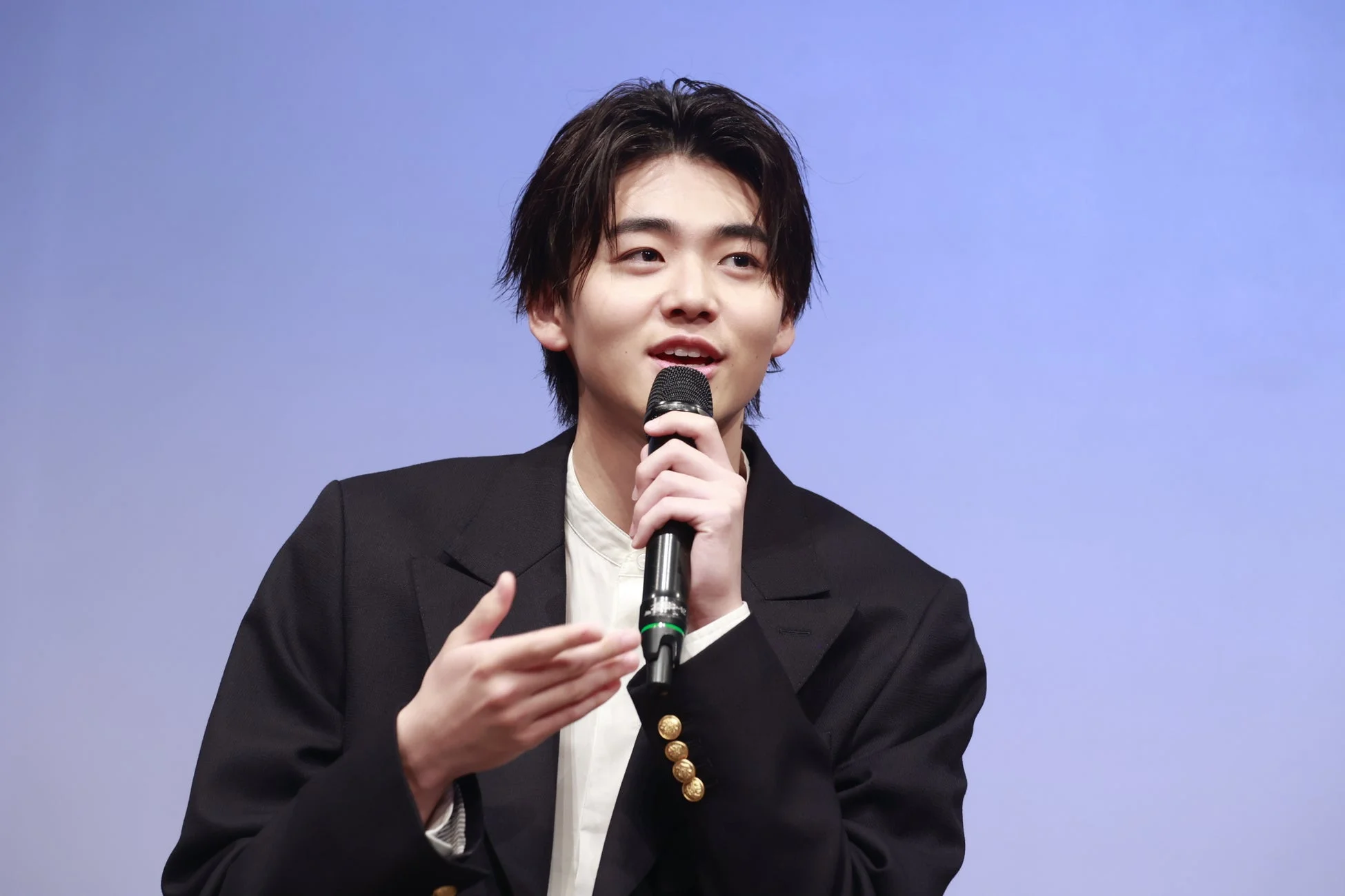 マイクを手に話す阿久根温世さん