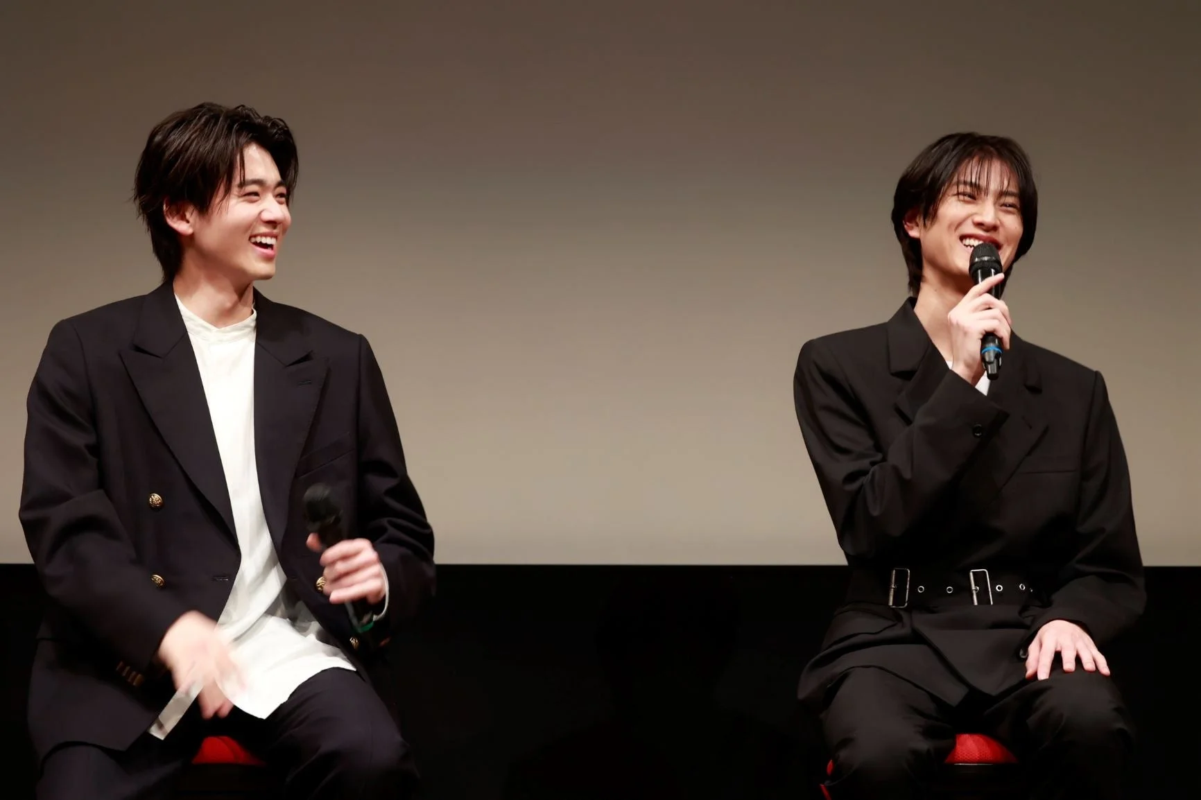 笑顔で談笑する井内悠陽さんと阿久根温世さん