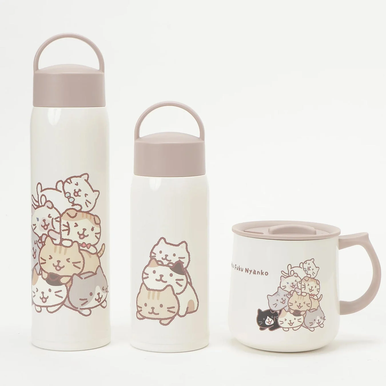 猫のキャラクターが描かれた水筒と蓋つきマグカップ