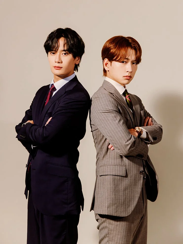 背中合わせに立つ二人