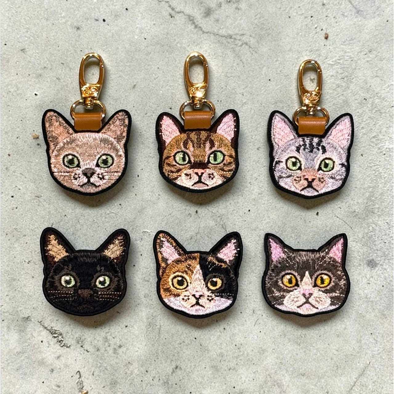 猫の顔の刺繍キーホルダー