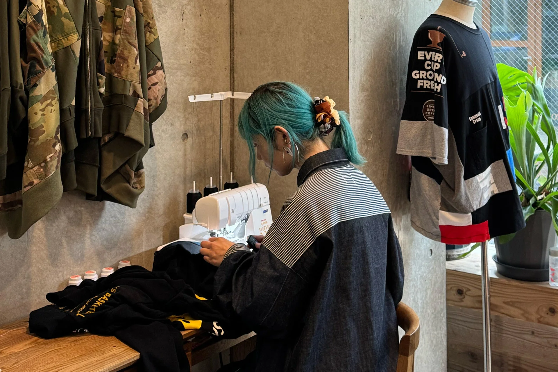 アトリエで作業する様子