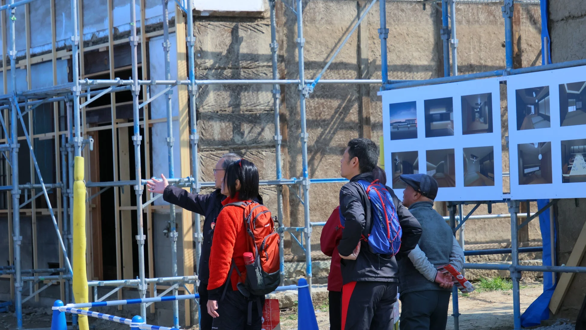 改修現場で説明を聞く来場者