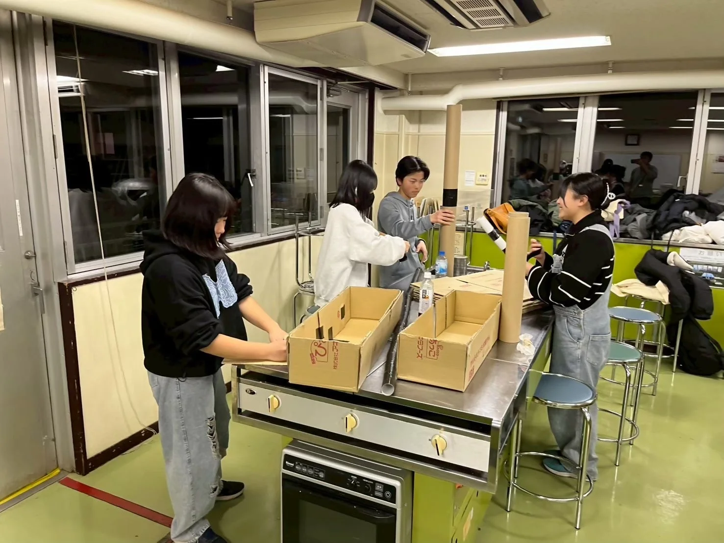 段ボールを使って工作する学生たち