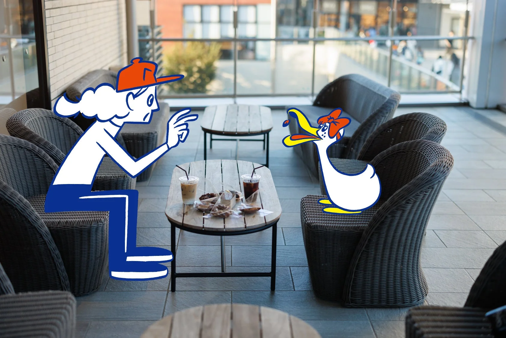 アニメ風の人物とアヒルがテラス席で向かい合って座り、会話をしている様子。木製テーブルにはアイスコーヒーとスナックが置かれ、リラックスしたカフェの雰囲気が伝わります。