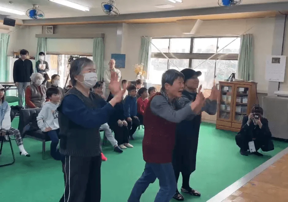 イベントで体操を楽しむ高齢者と参加者