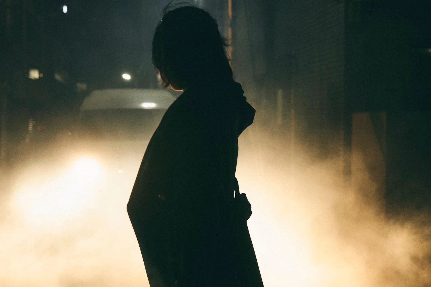 夜の街を歩くひよりのシルエット