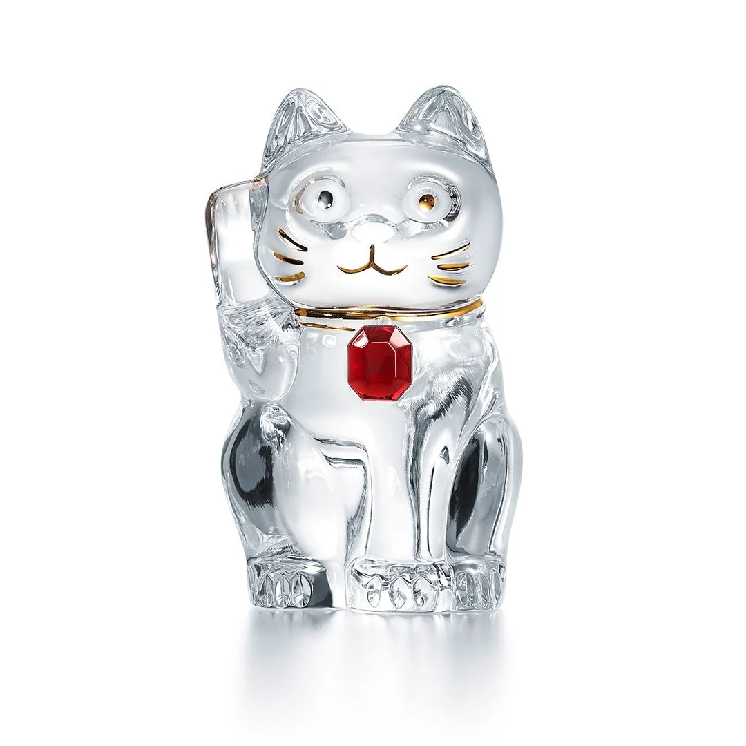 赤い宝石がアクセントのまねき猫