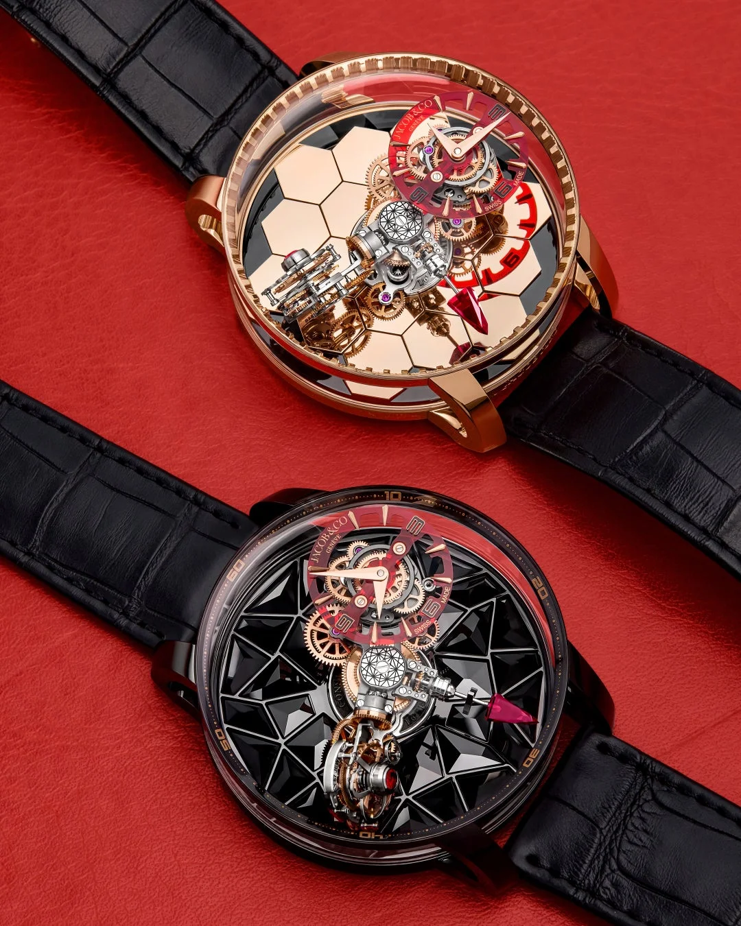 複雑な内部機構が露出した、ジェイコブ&コーの高級機械式腕時計が2つ。