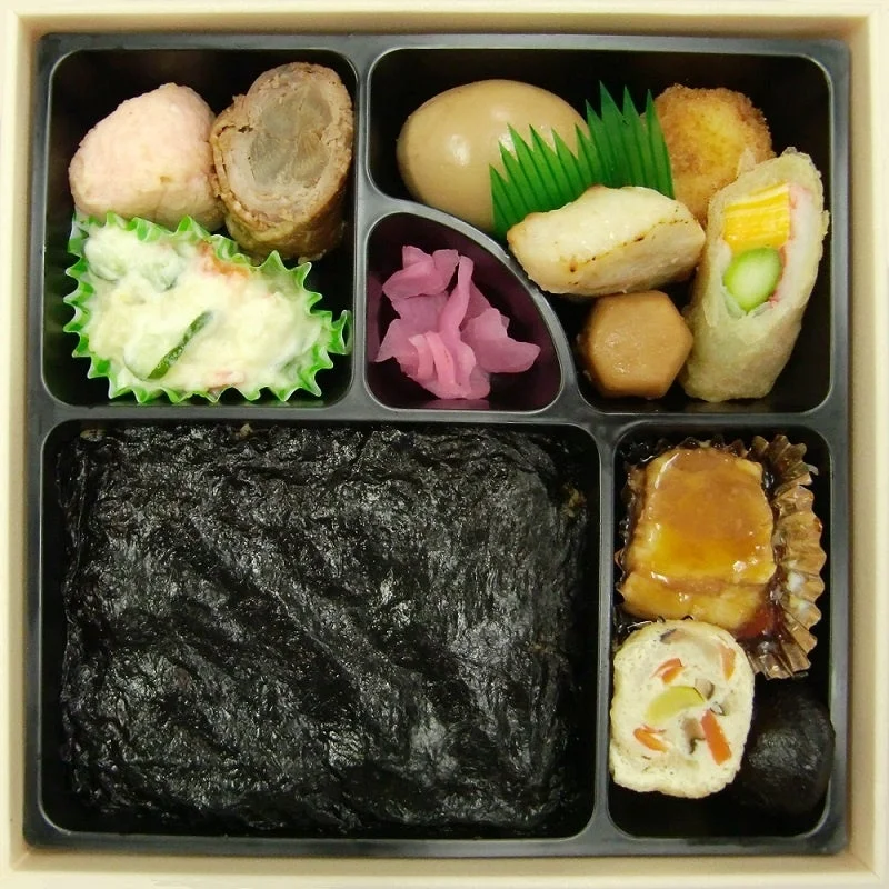 様々な和食のおかずが詰まったお弁当