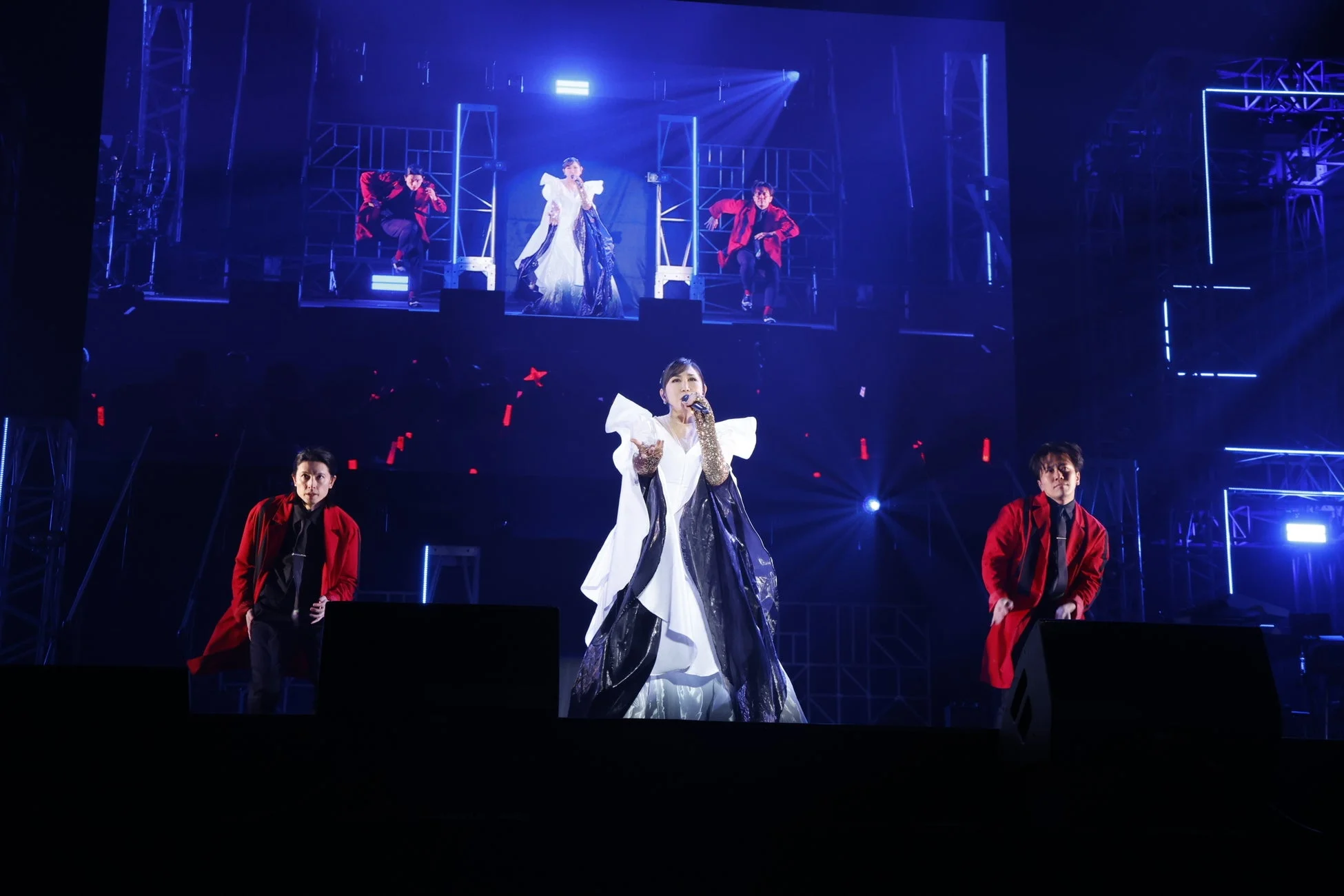 ステージで歌唱する高橋洋子さん