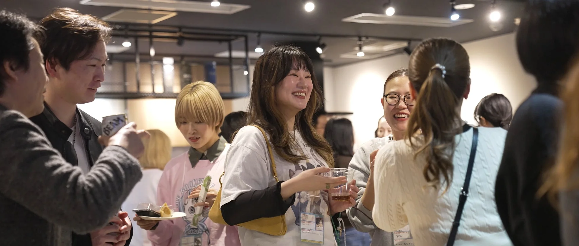 イベントで交流する人々