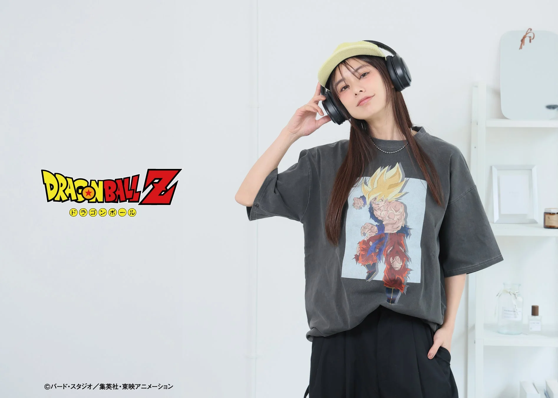ドラゴンボールZのTシャツを着た若い女性のモデル
