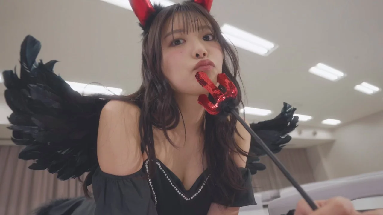 デビルコスチュームの女性