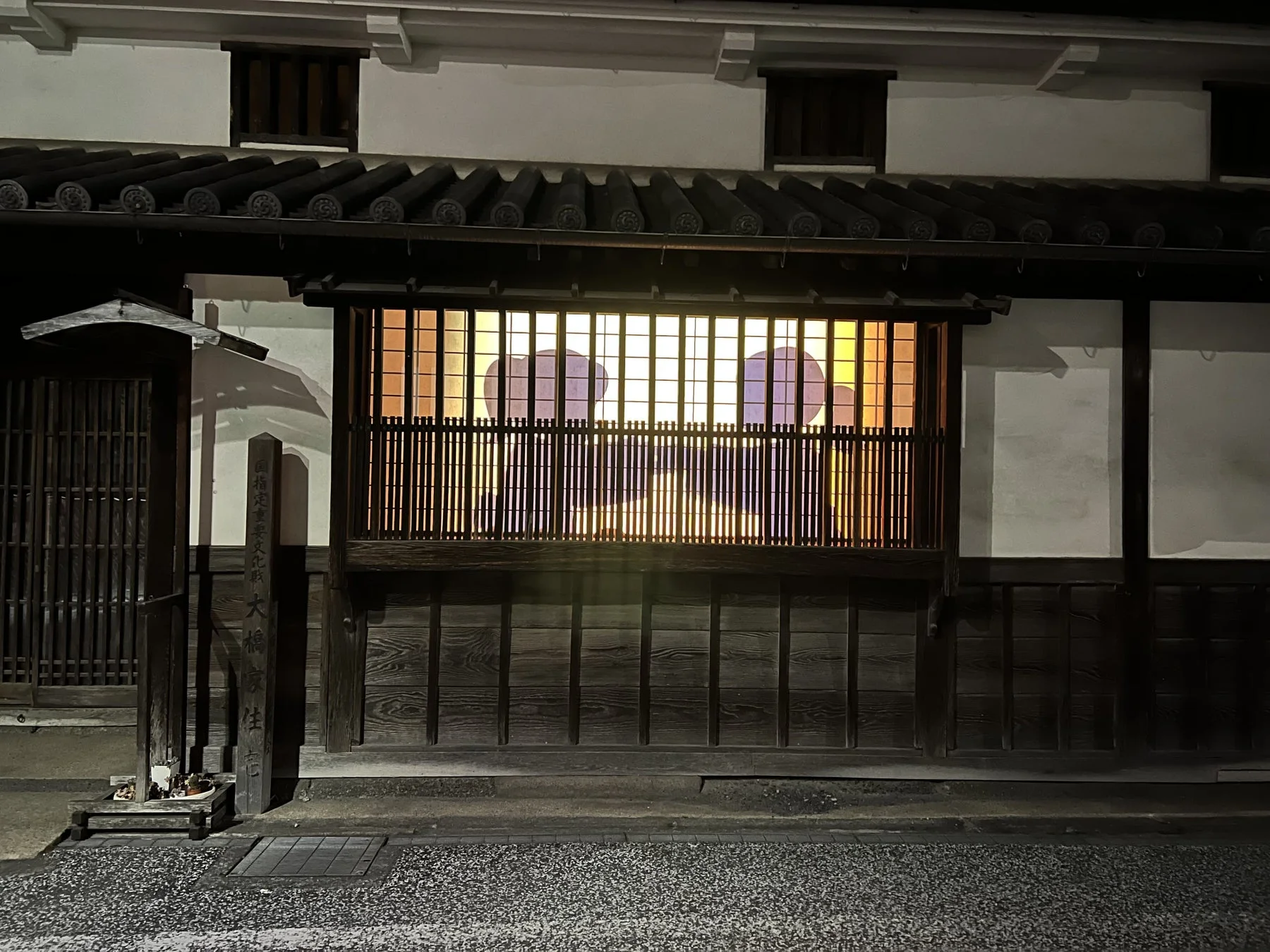 影絵あかりが灯る伝統建築の窓