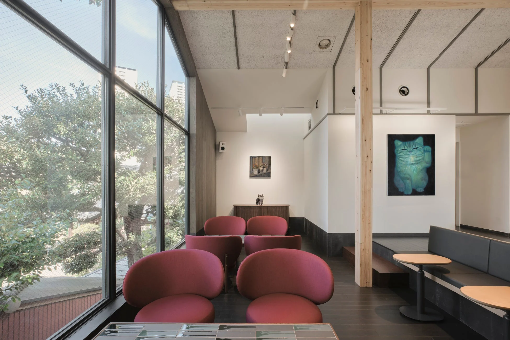 カフェ店内の様子と猫の絵画