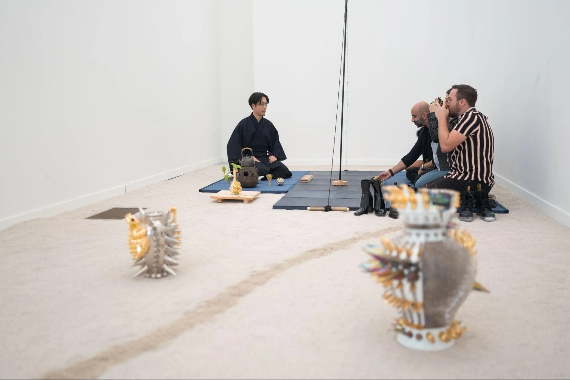 茶道のようなパフォーマンスを行う男性