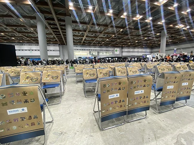 イベント会場に並べられた椅子装飾