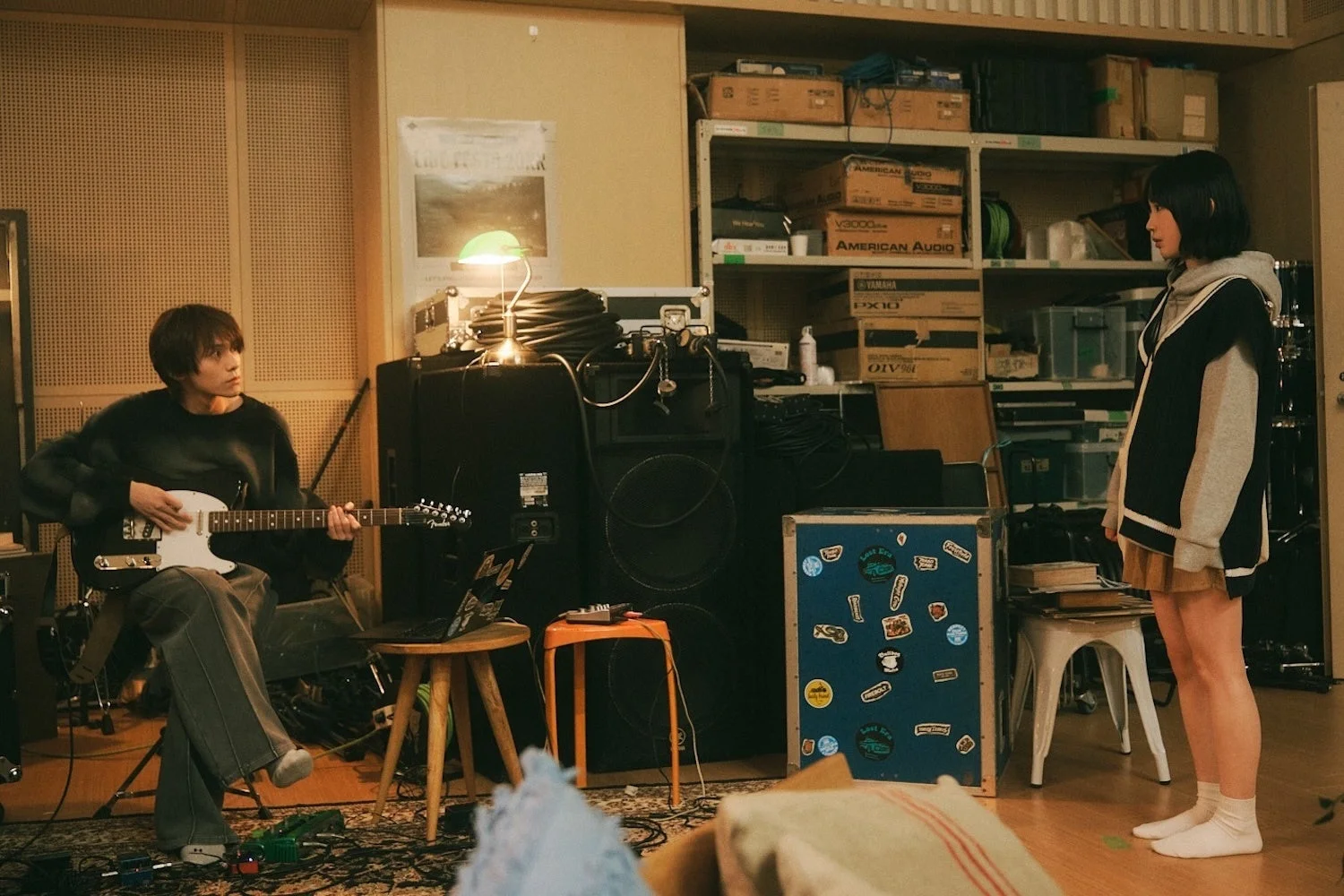 軽音サークルでギターを弾く鯨とひより