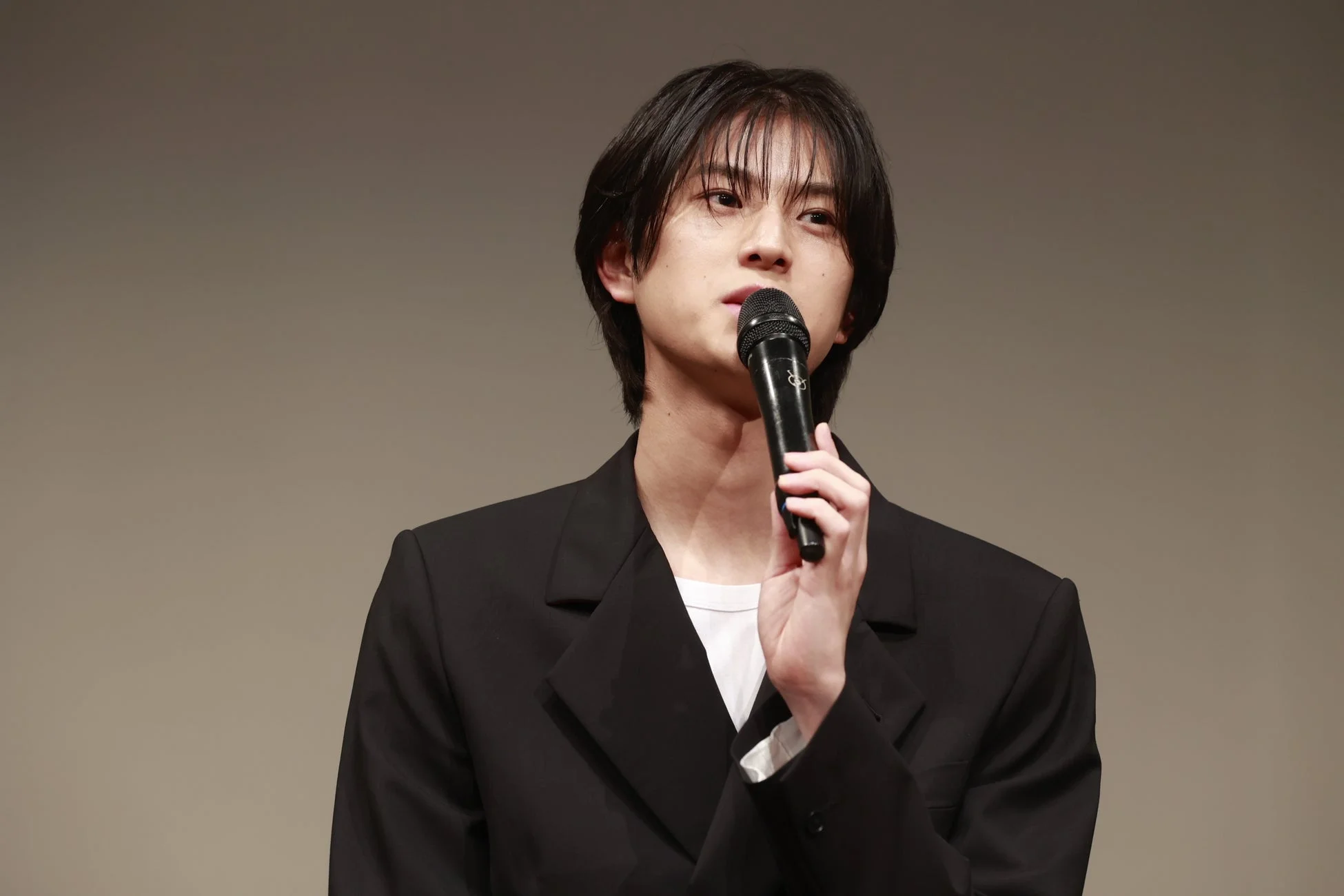 マイクを手に真剣な表情で話す井内悠陽さん