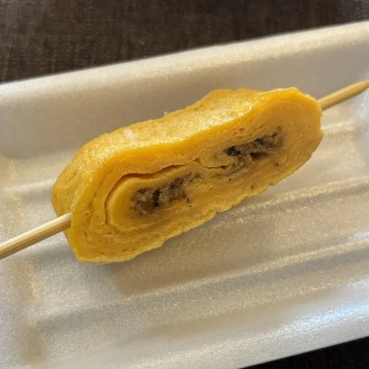 串に刺さった卵焼き