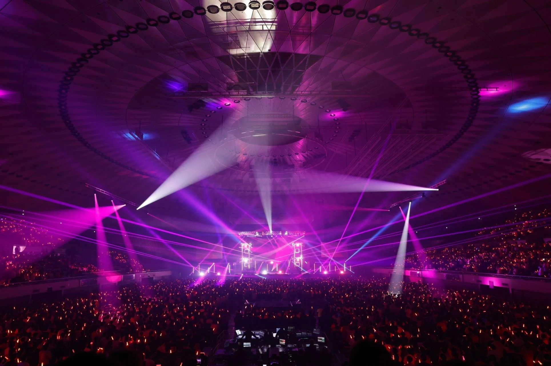 ライトアップされたドーム会場で盛り上がる観客