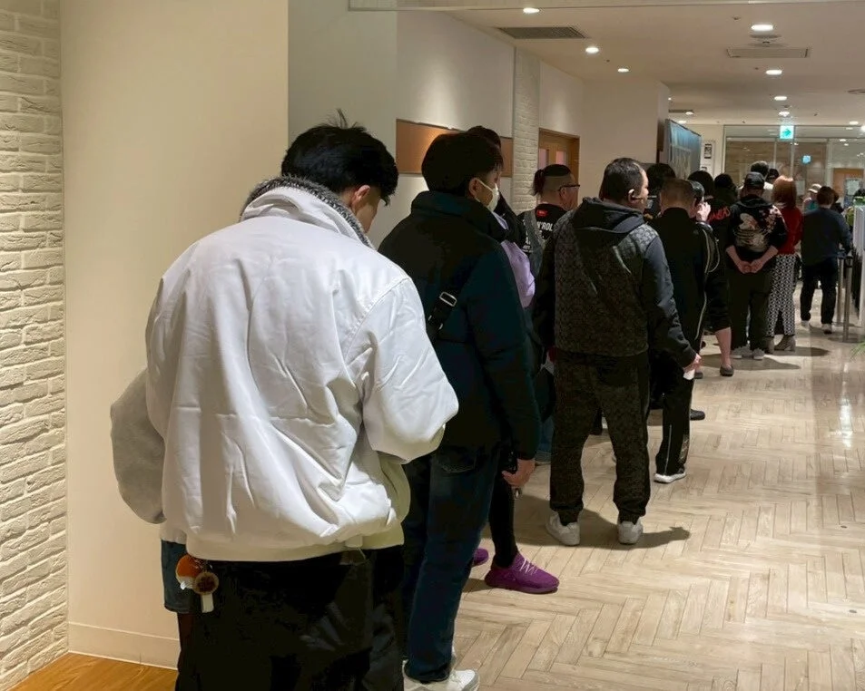 多くの人々が列を作る様子