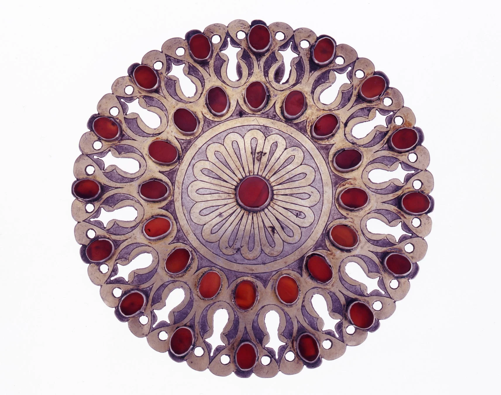 中央に花柄の彫刻が施された銀色の円形装飾品