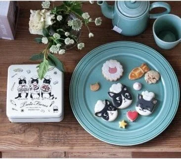 猫のアイシングクッキーとティーセット