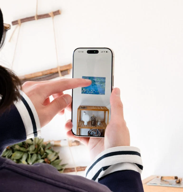 ARでモネの「睡蓮」を部屋に表示するスマートフォン