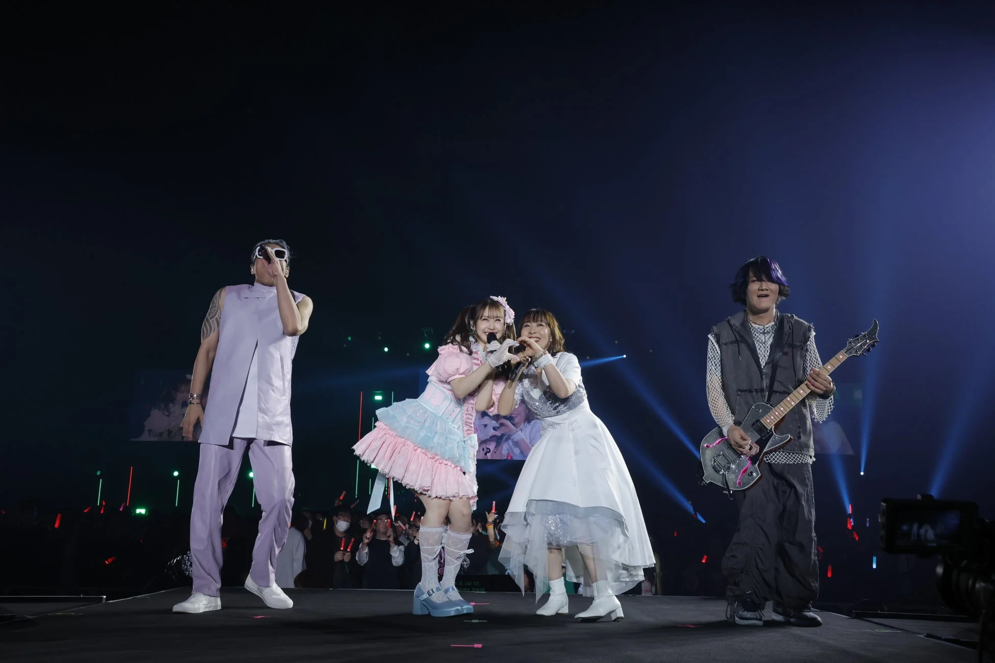 ライブステージでパフォーマンスする4人のアーティスト