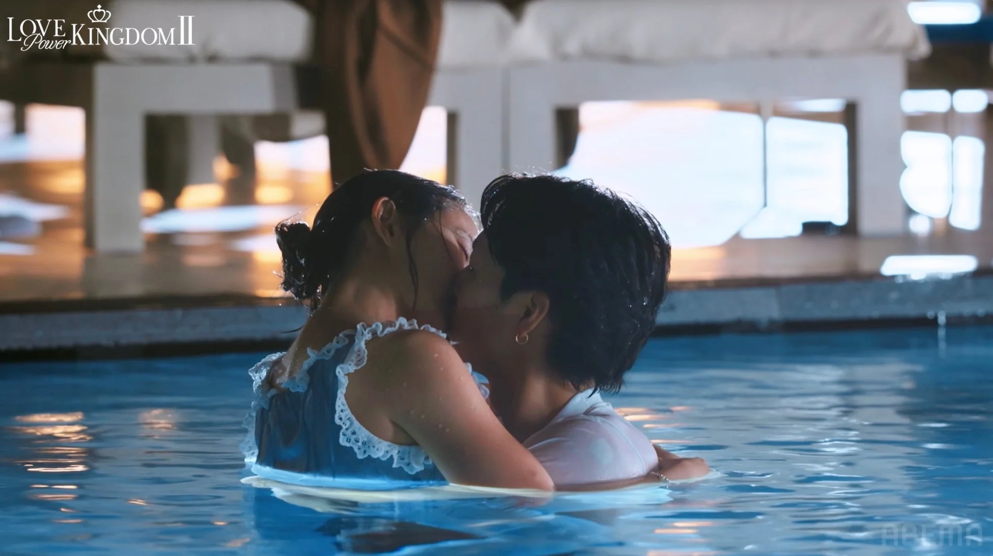 プールでのキス