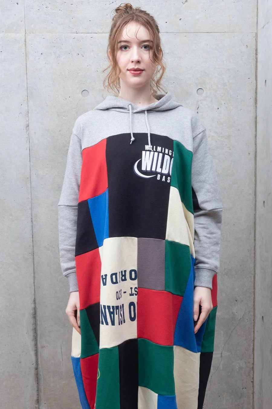 LOWRUNDERのアイテムを着用する女性モデル