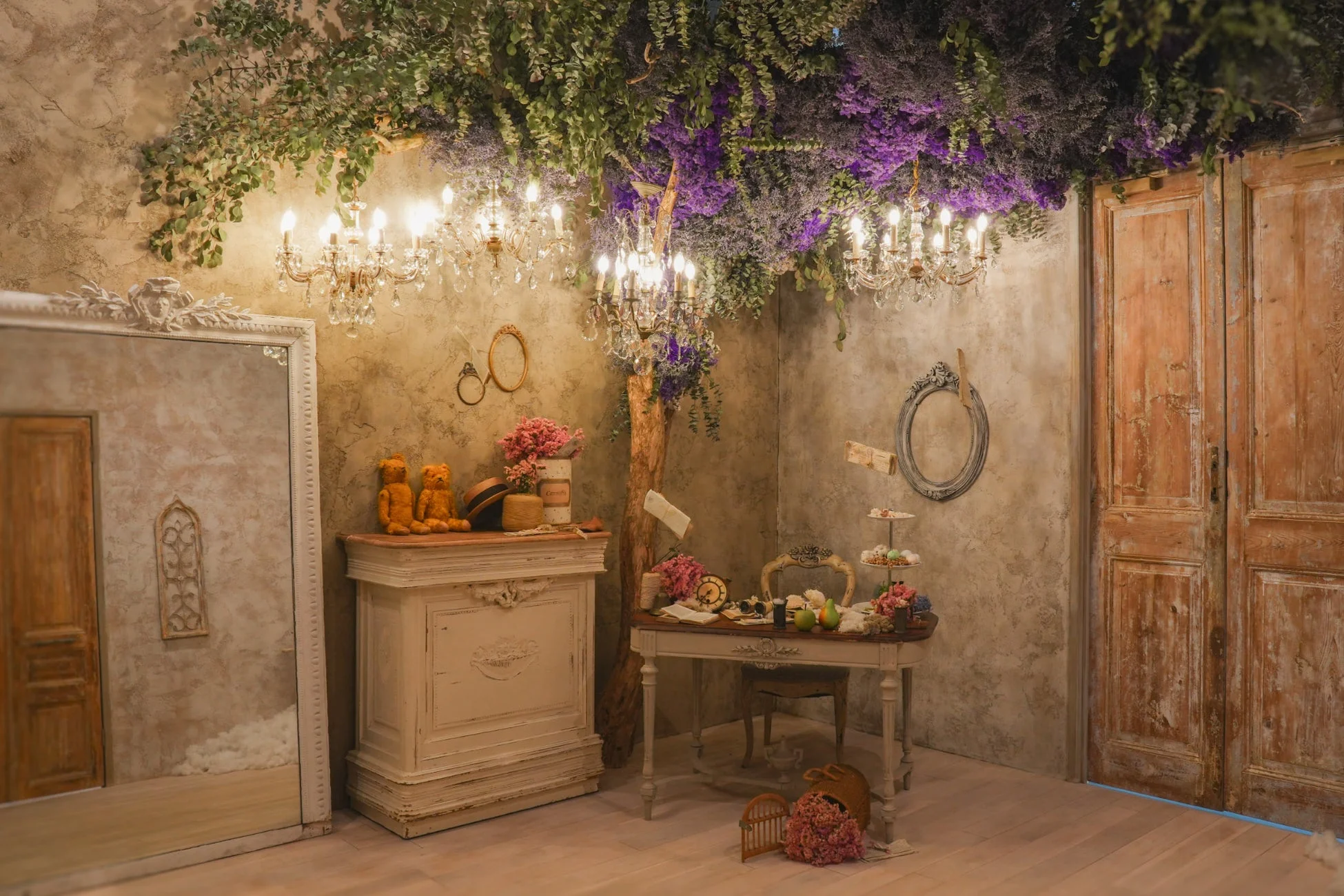 花の天井とアンティークに囲まれた部屋