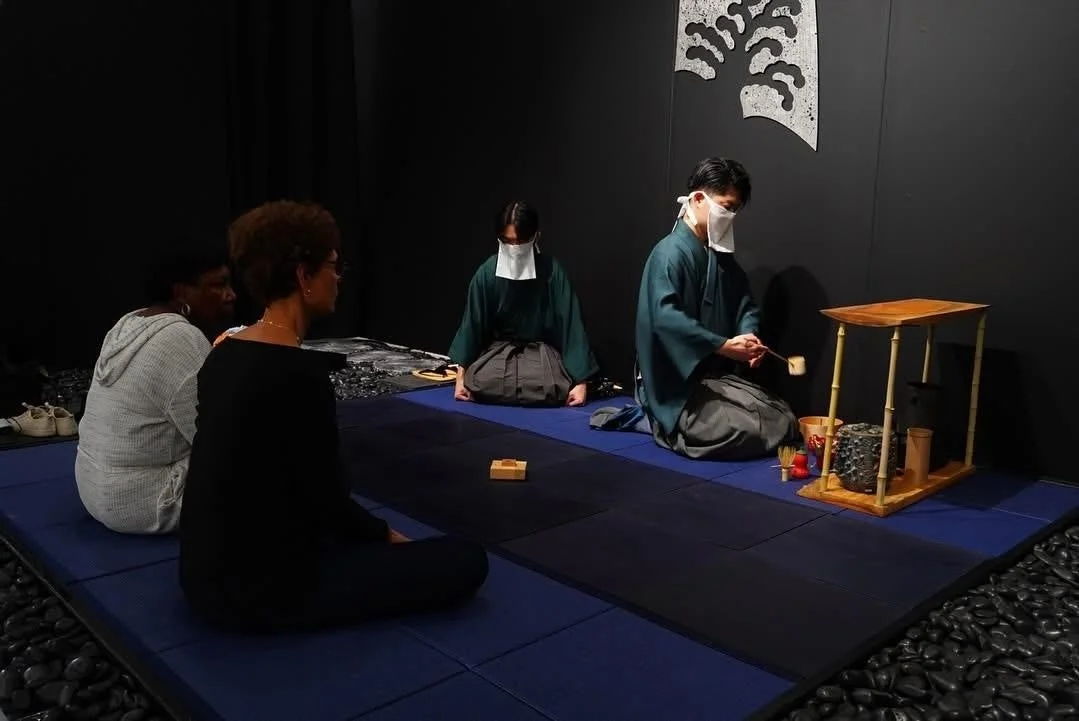 伝統的な儀式に参加する人々