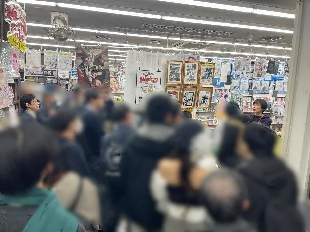 店内を巡る様子